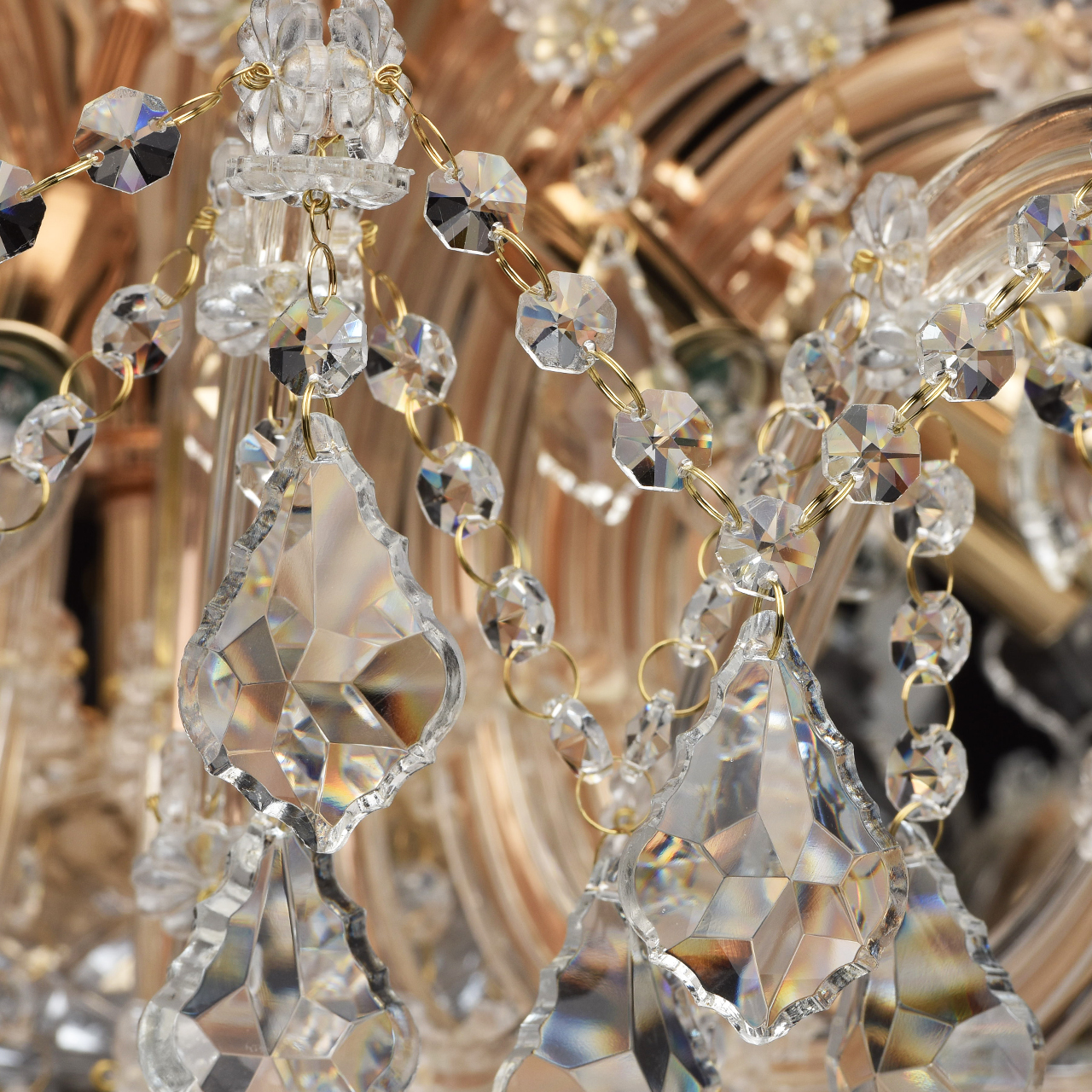 картинка Потолочная люстра Chiaro Луиза 383010210 магазин pro-decor.kz являющийся официальным дистрибьютором в Казахстане картинка Потолочная люстра Chiaro Луиза 383010210 от магазина pro-decor.kz