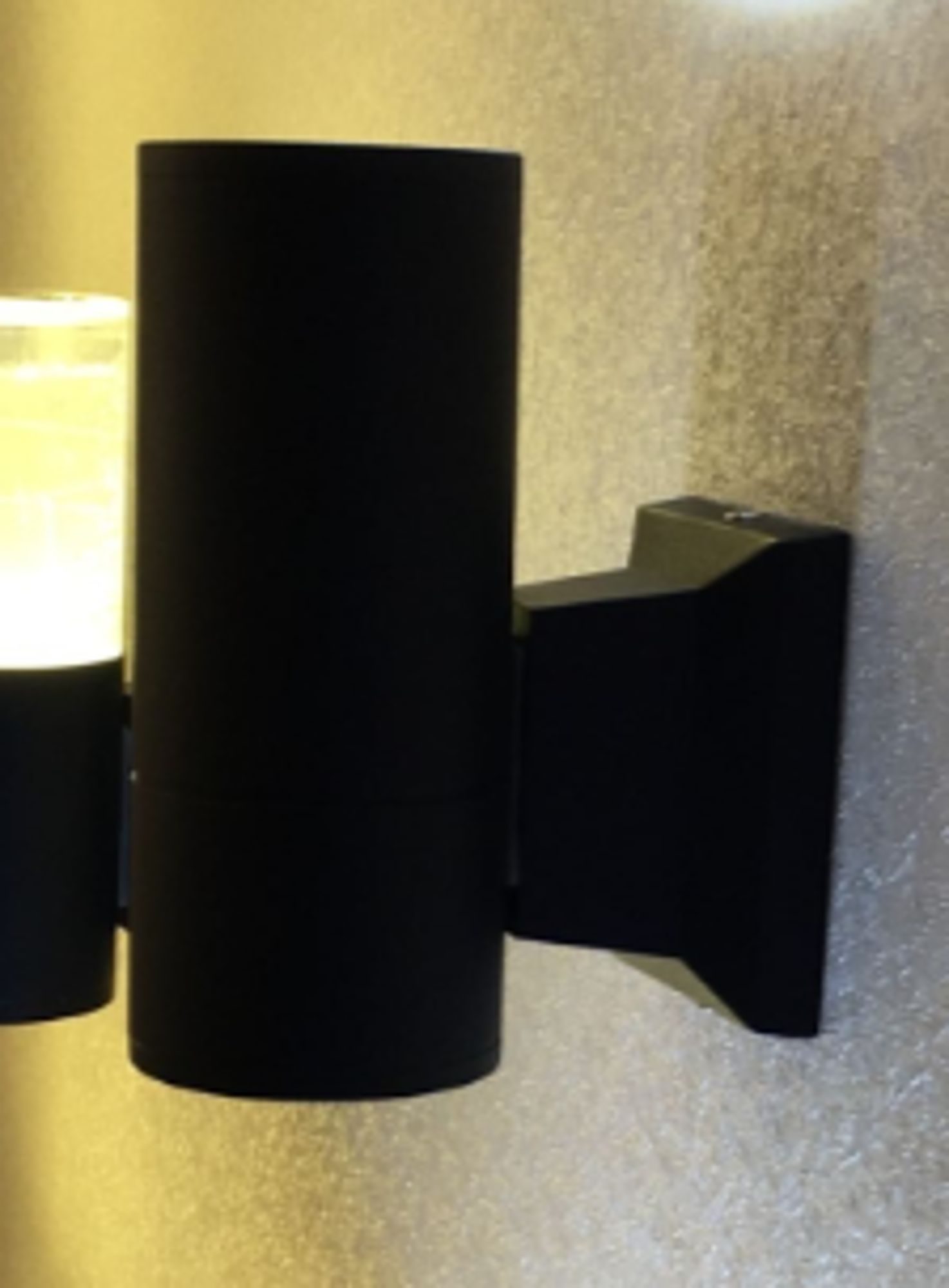 картинка Уличный настенный светильник Maytoni Bowery O574WL-01B магазин pro-decor.kz являющийся официальным дистрибьютором в Казахстане картинка Уличный настенный светильник Maytoni Bowery O574WL-01B от магазина pro-decor.kz