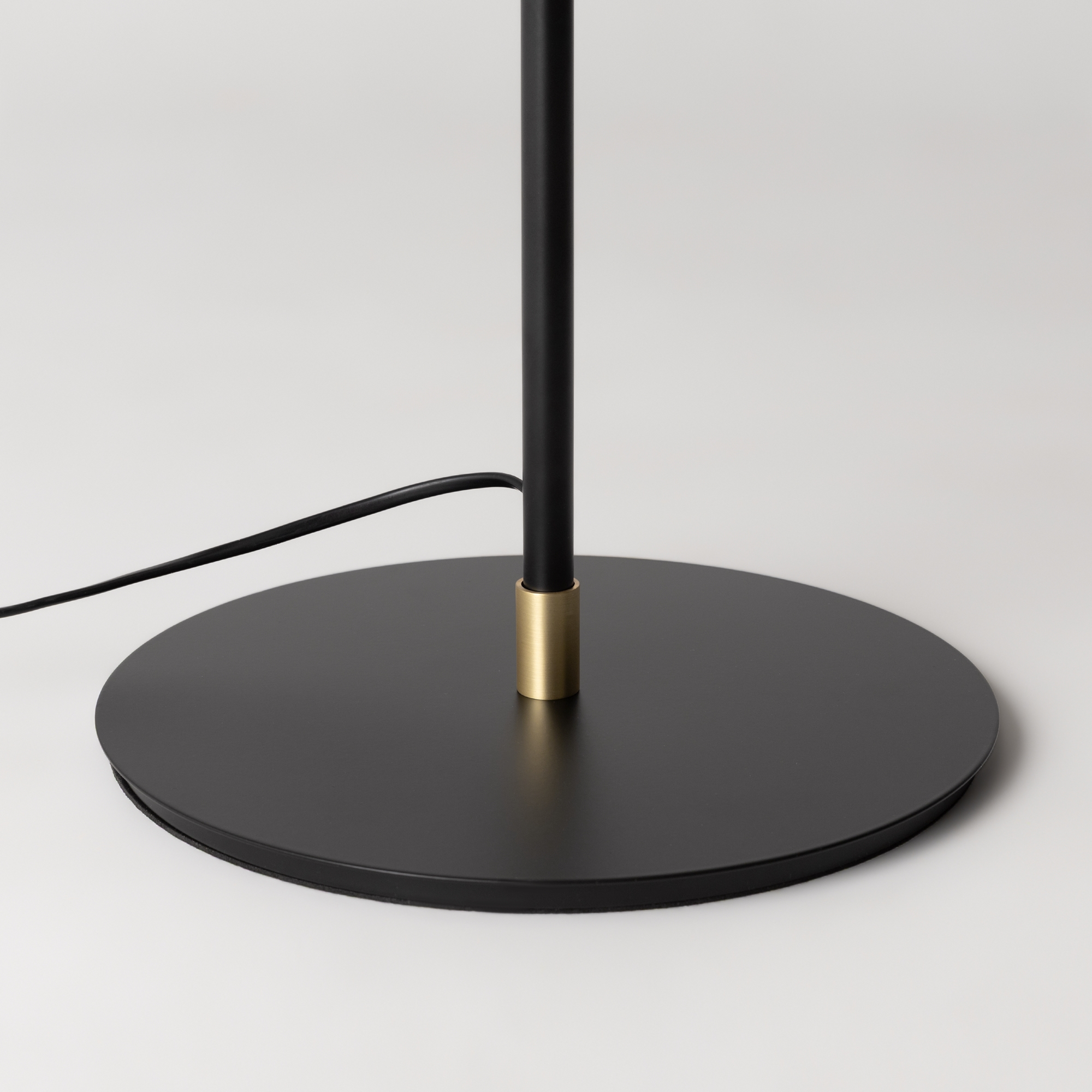 картинка Торшер Maytoni MOD048FL-03G от магазина pro-decor.kz