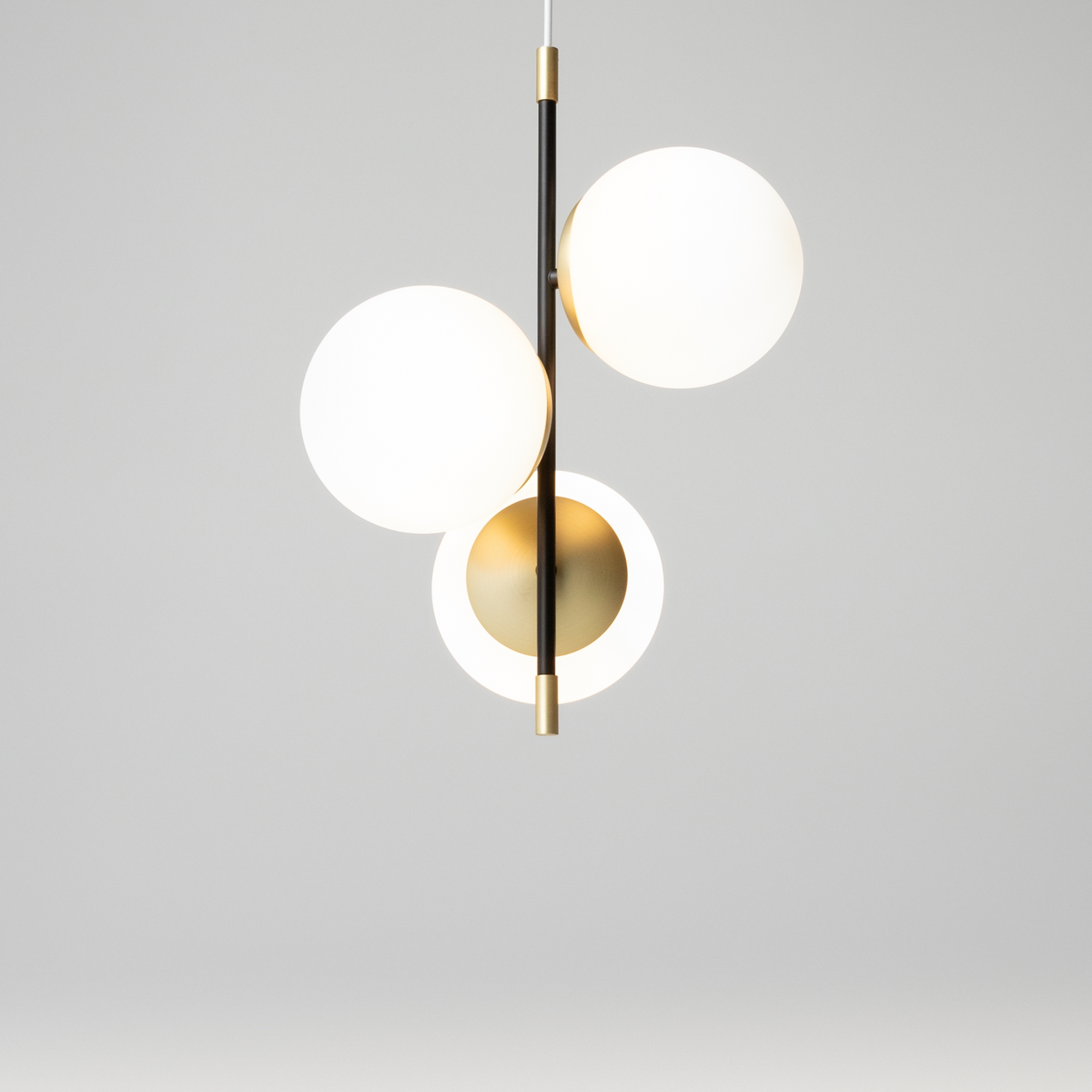 картинка Подвесной светильник Maytoni Nostalgia MOD048PL-03G от магазина pro-decor.kz