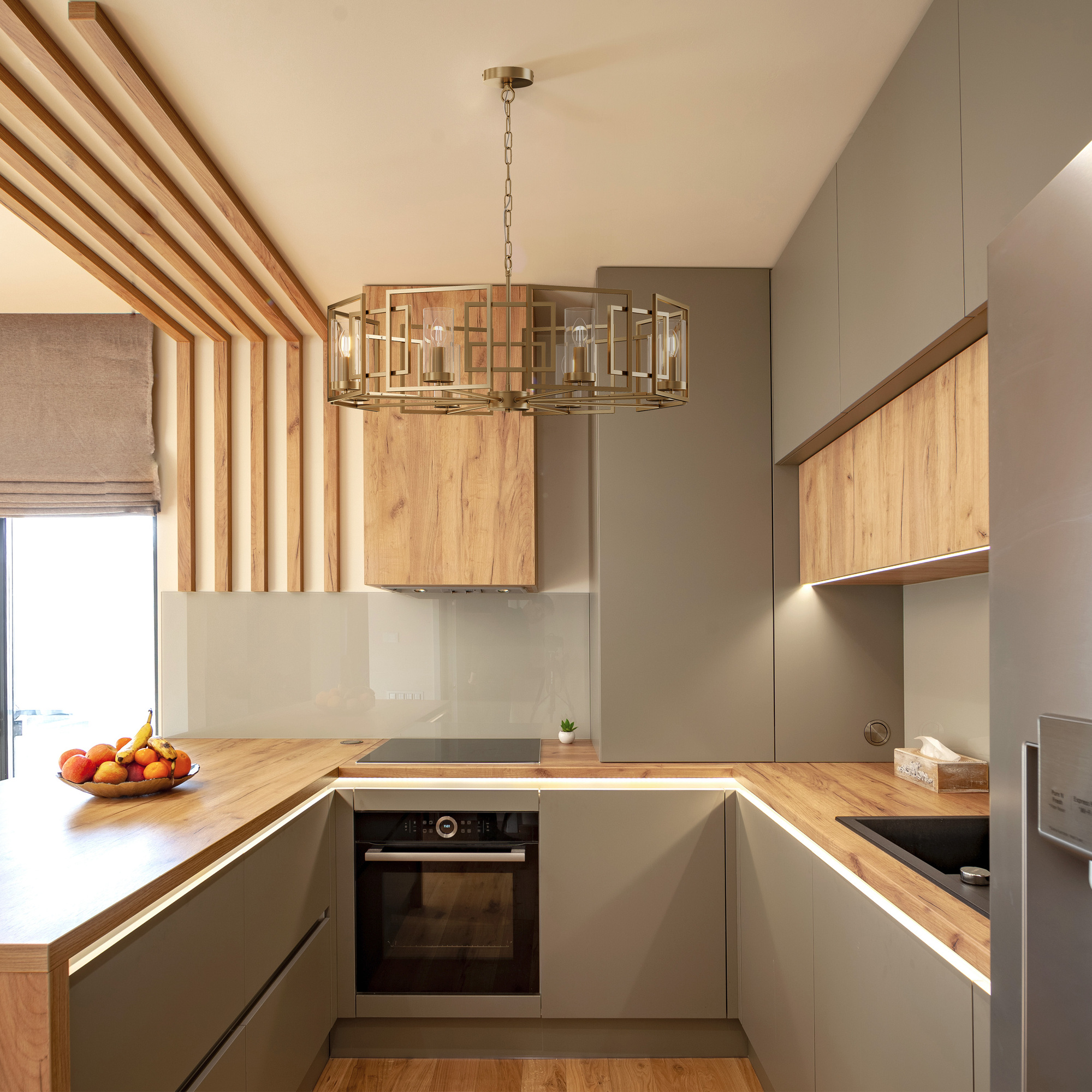 картинка Подвесная люстра Maytoni Bowi H009PL-08G от магазина pro-decor.kz