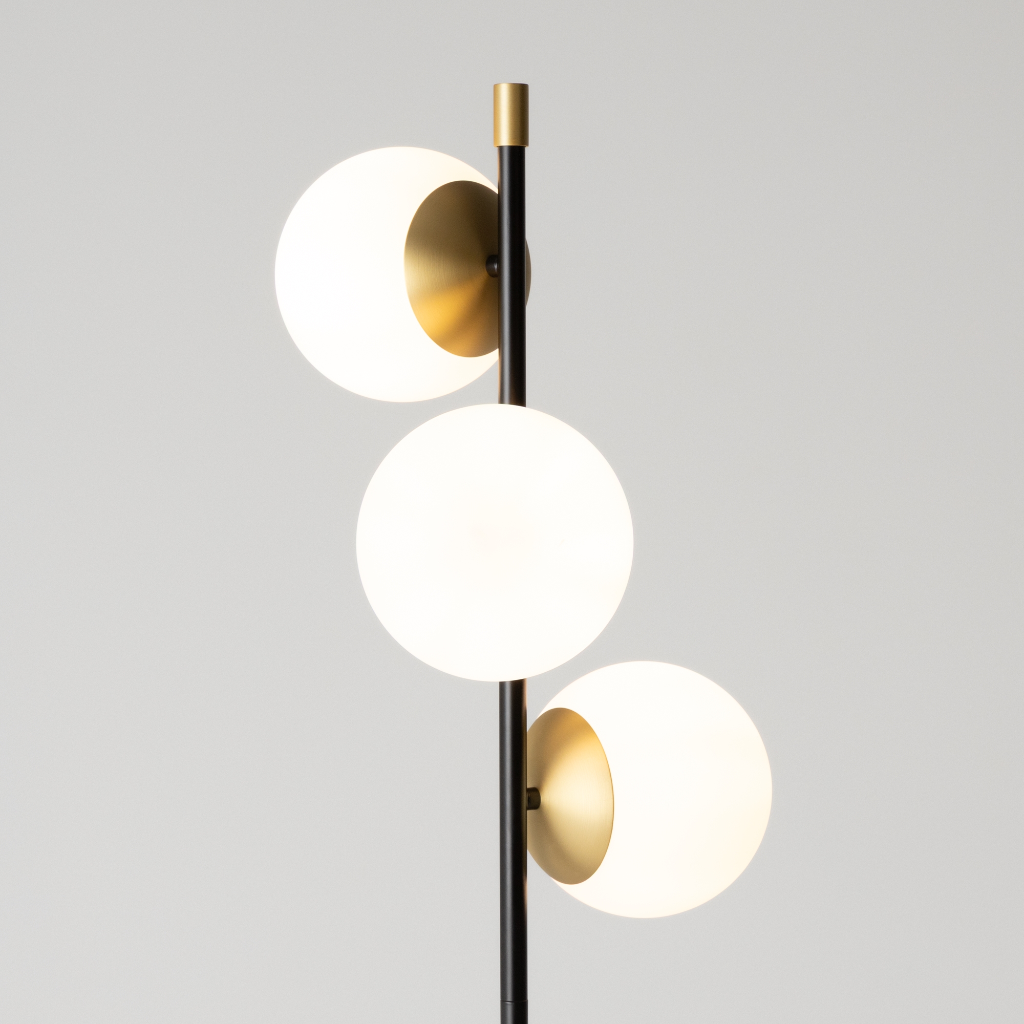 картинка Торшер Maytoni MOD048FL-03G от магазина pro-decor.kz