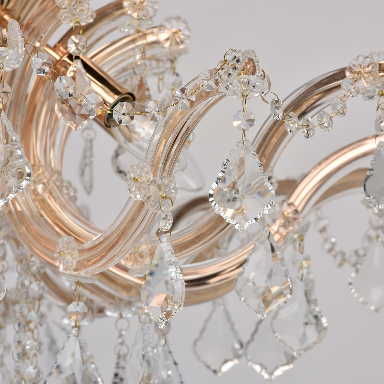 картинка Потолочная люстра Chiaro Луиза 383010106 магазин pro-decor.kz являющийся официальным дистрибьютором в Казахстане картинка Потолочная люстра Chiaro Луиза 383010106 от магазина pro-decor.kz