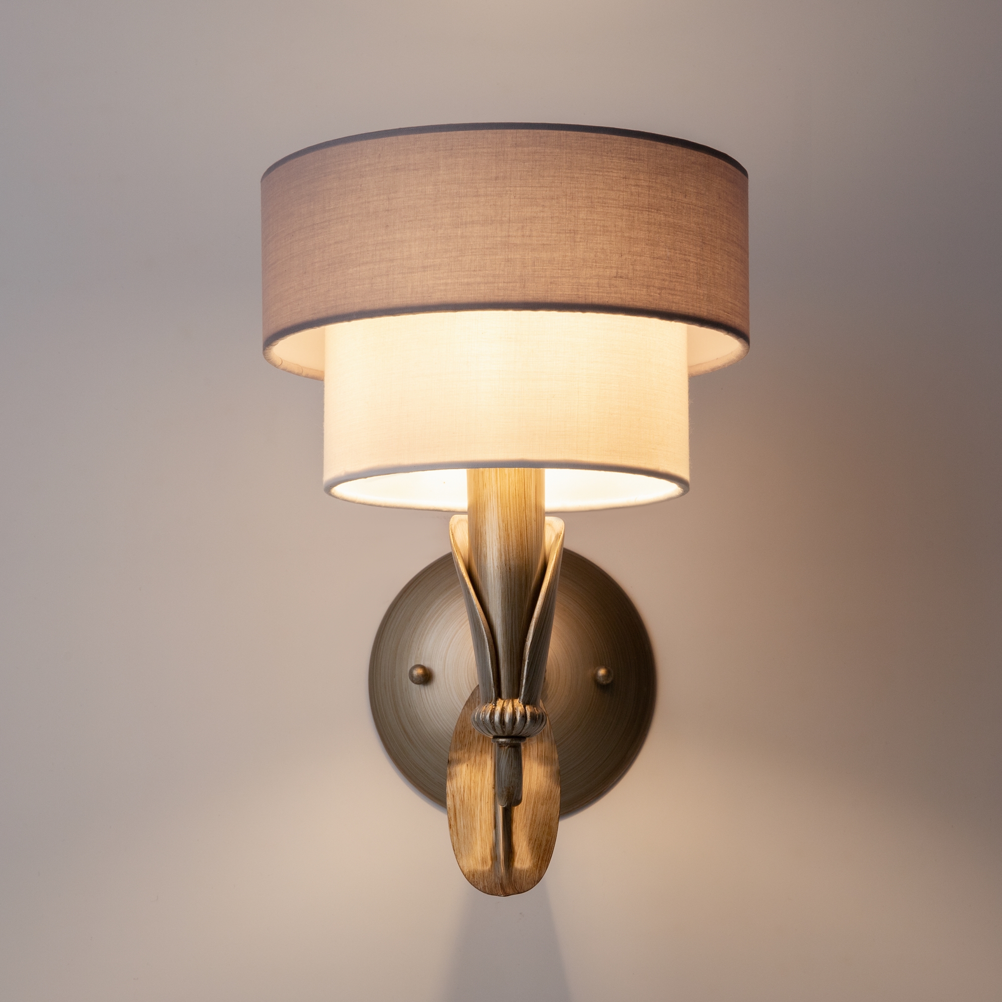 картинка Бра Maytoni Lillian H311-01-G от магазина pro-decor.kz