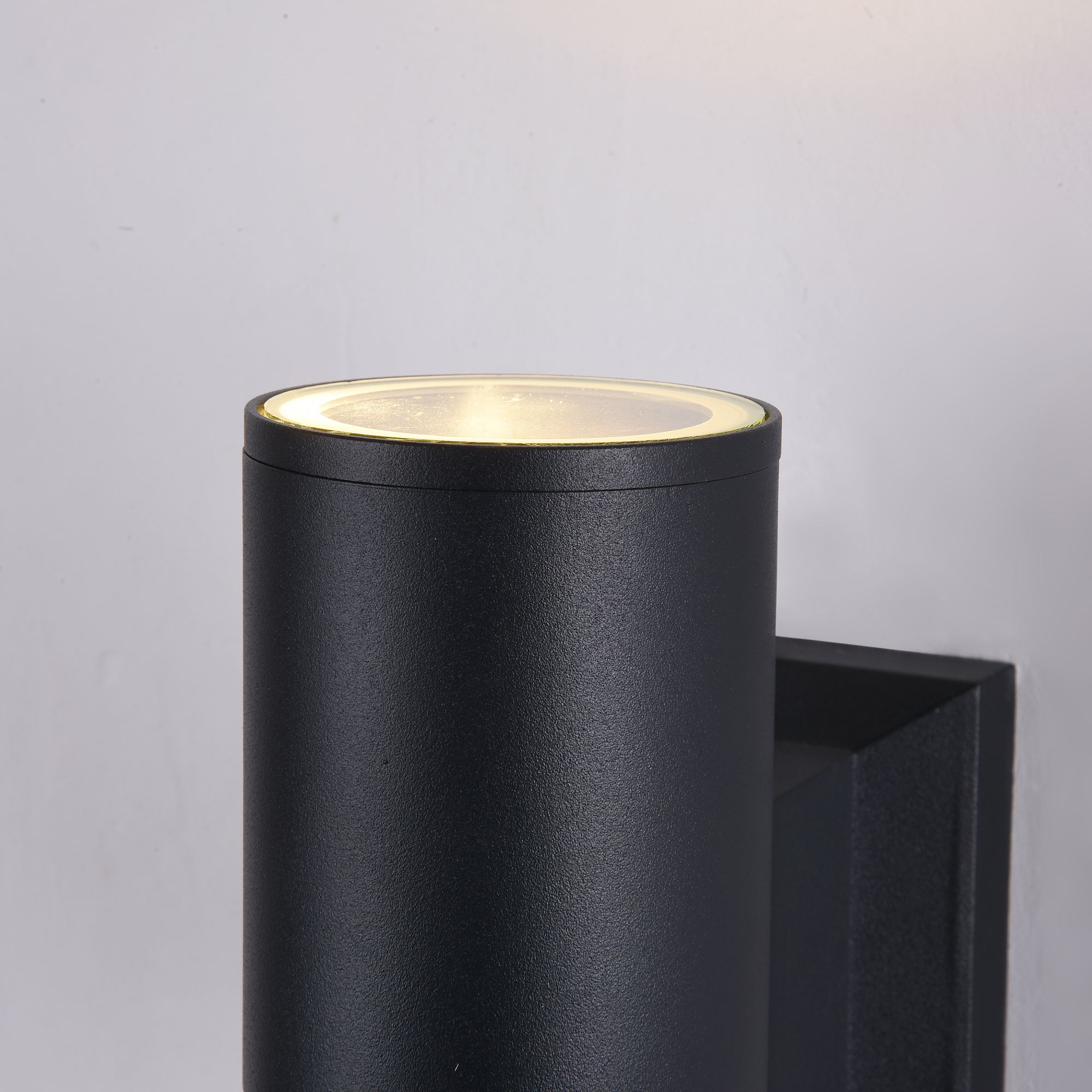 картинка Уличный настенный светильник Maytoni Bowery O574WL-01B магазин pro-decor.kz являющийся официальным дистрибьютором в Казахстане картинка Уличный настенный светильник Maytoni Bowery O574WL-01B от магазина pro-decor.kz