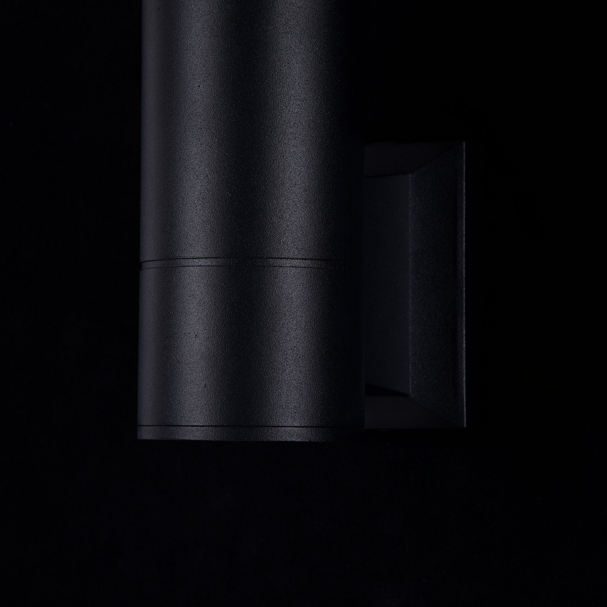 картинка Уличный настенный светильник Maytoni Bowery O574WL-01B магазин pro-decor.kz являющийся официальным дистрибьютором в Казахстане картинка Уличный настенный светильник Maytoni Bowery O574WL-01B от магазина pro-decor.kz