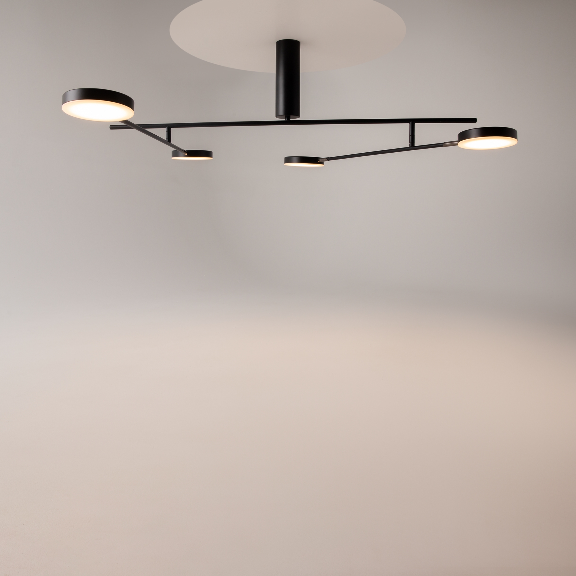 картинка Потолочный светильник Maytoni MOD070CL-L30B3K от магазина pro-decor.kz