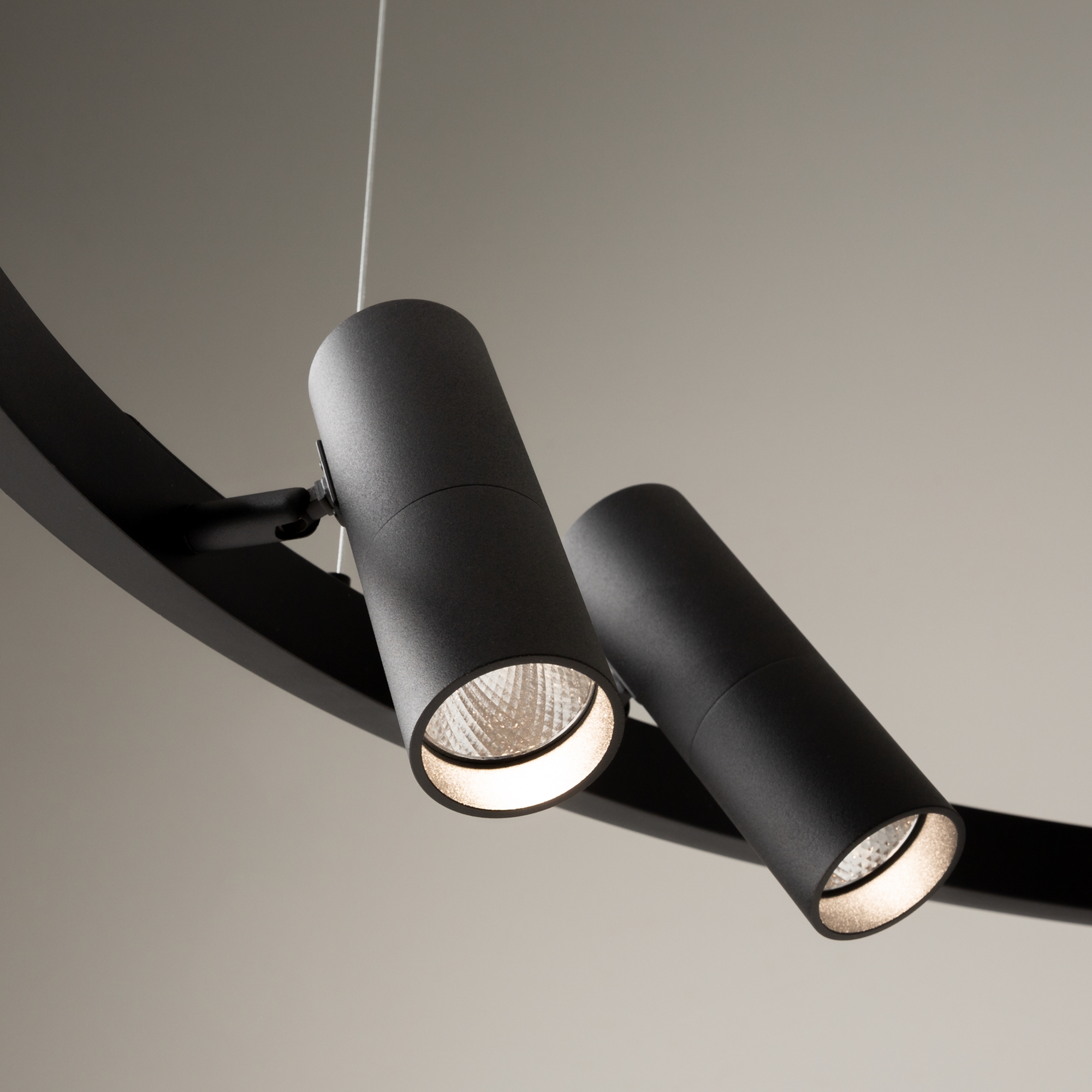 картинка Подвесной светильник Maytoni MOD102PL-L42BK от магазина pro-decor.kz