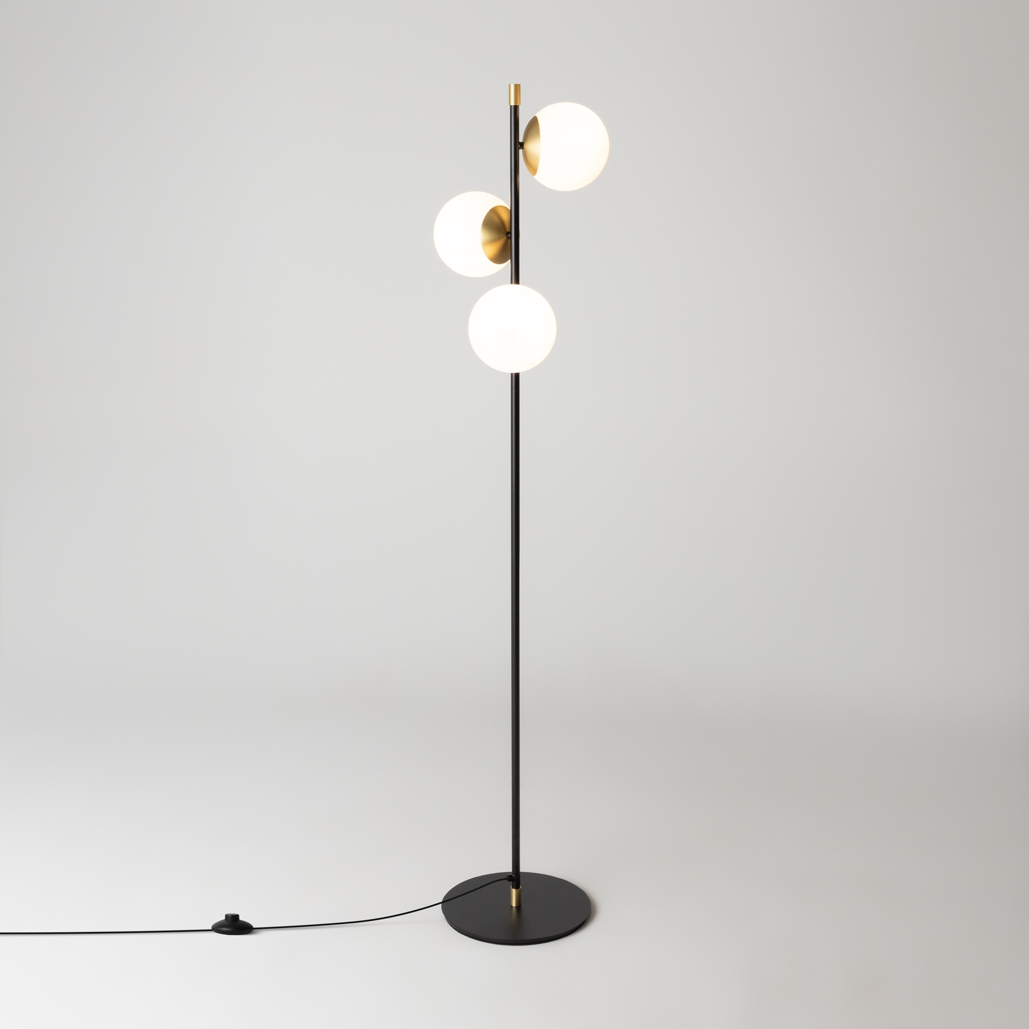 картинка Торшер Maytoni MOD048FL-03G от магазина pro-decor.kz