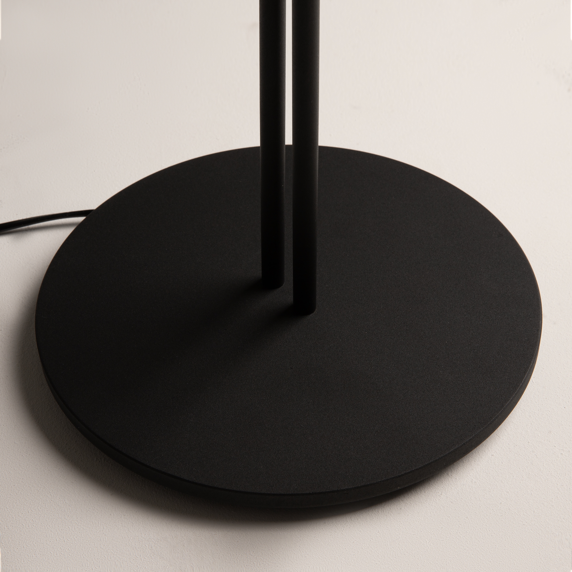 картинка Напольный светильник (торшер) Maytoni MOD152FL-L1BK от магазина pro-decor.kz