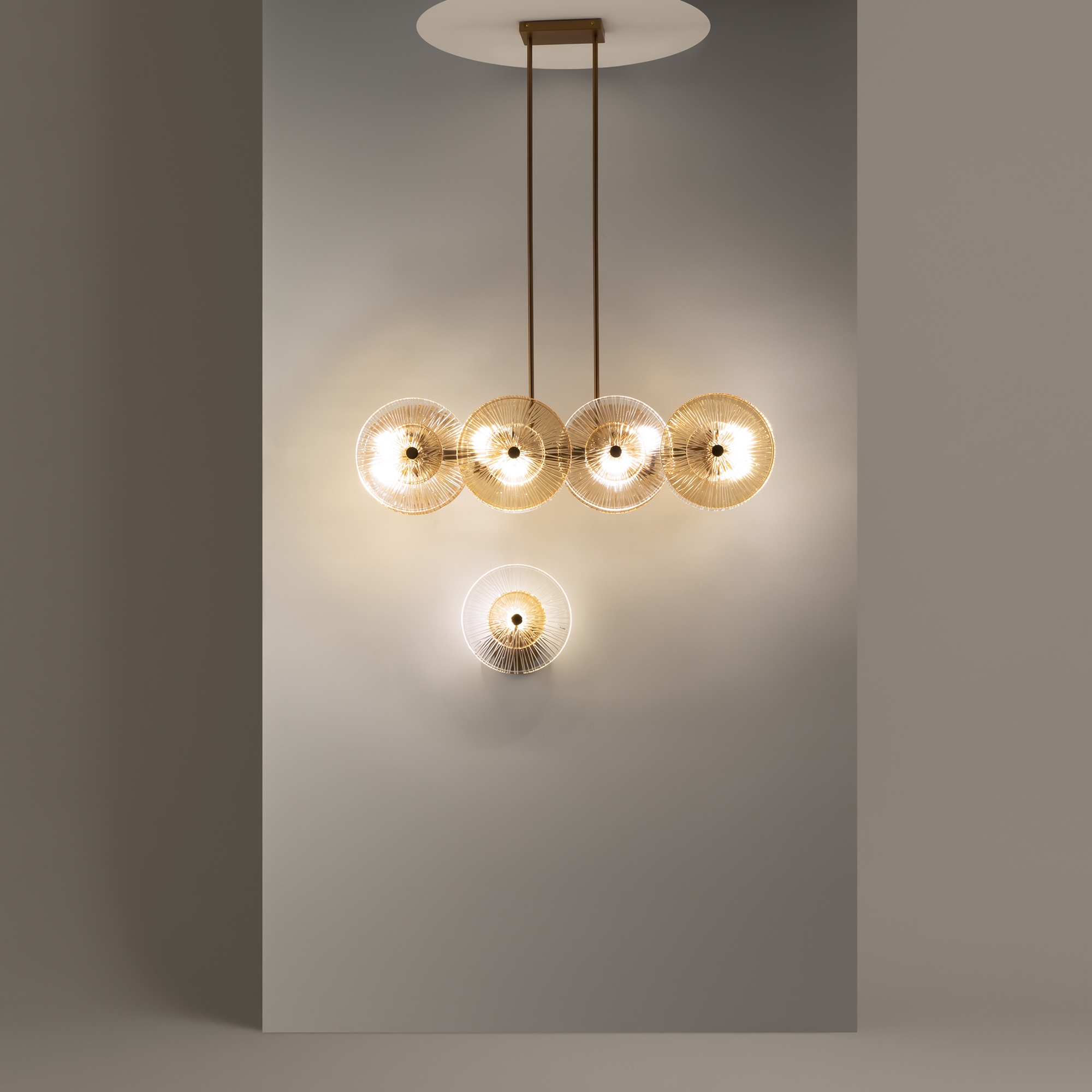 картинка Подвесной светильник Maytoni MOD007PL-08G1 магазин pro-decor.kz являющийся официальным дистрибьютором в Казахстане картинка Подвесной светильник Maytoni MOD007PL-08G1 от магазина pro-decor.kz