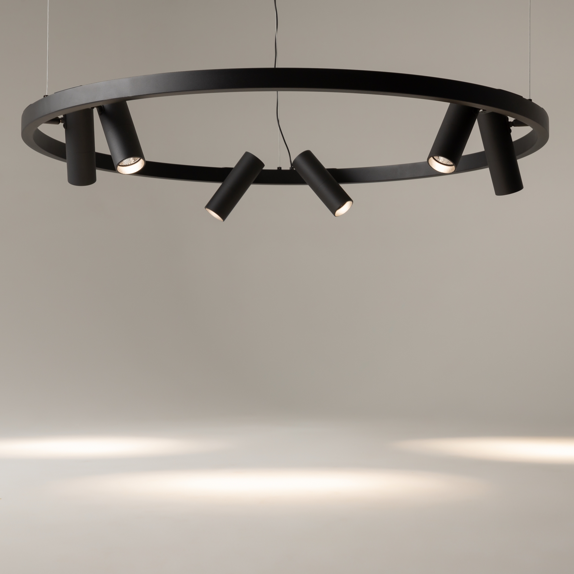 картинка Подвесной светильник Maytoni MOD102PL-L42BK от магазина pro-decor.kz