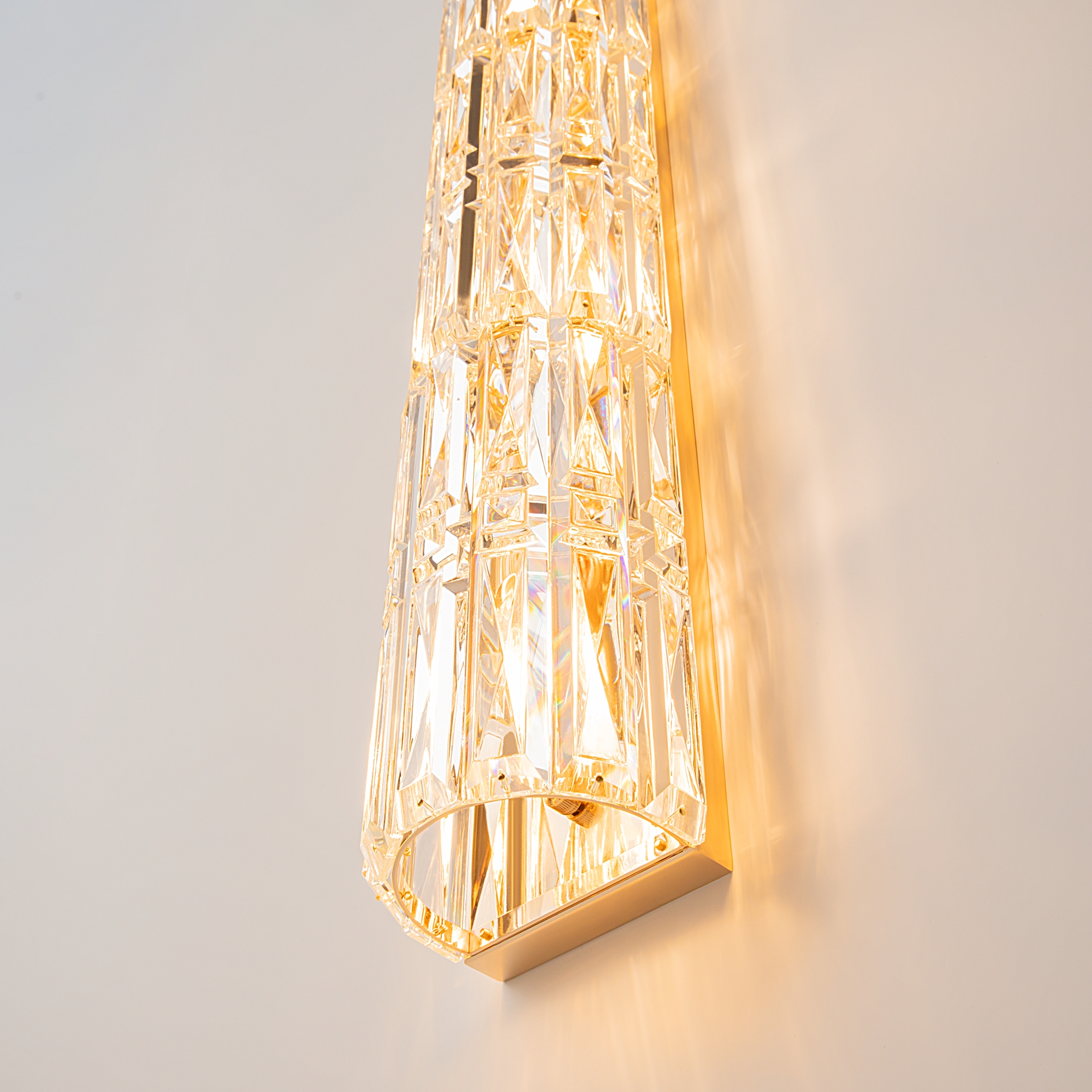 картинка Настенный светильник (бра) Maytoni MOD094WL-03G магазин pro-decor.kz являющийся официальным дистрибьютором в Казахстане картинка Настенный светильник (бра) Maytoni MOD094WL-03G от магазина pro-decor.kz