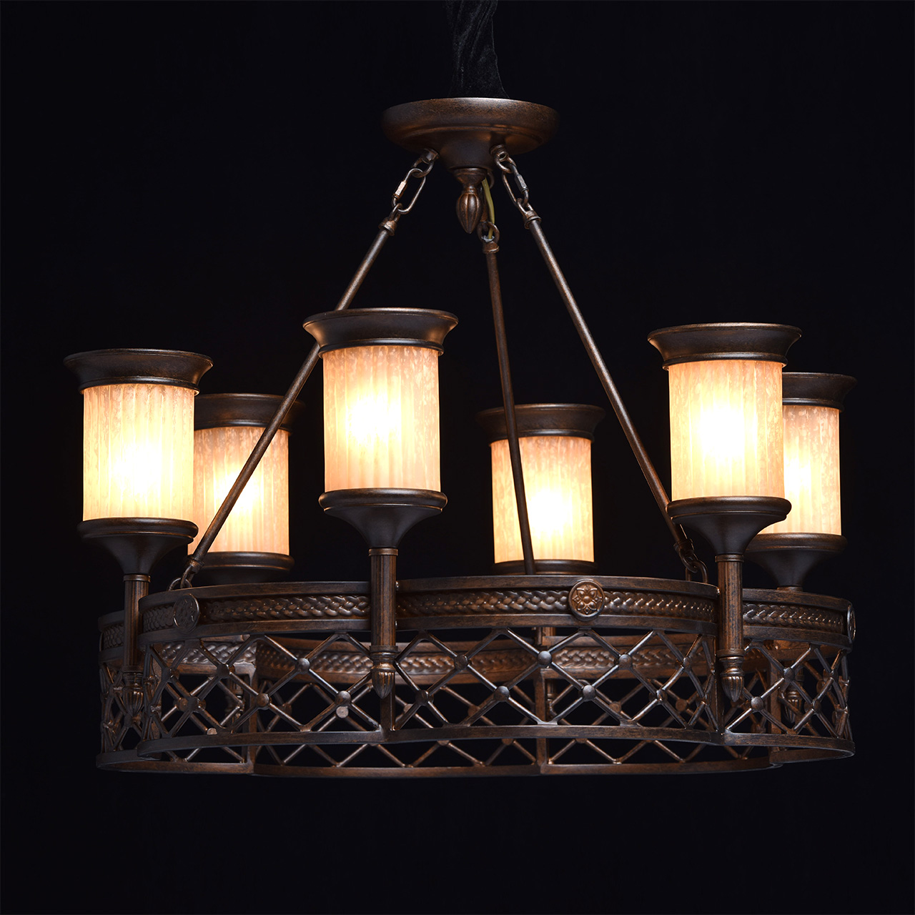 картинка Подвесная люстра Chiaro Айвенго 382010206 магазин pro-decor.kz являющийся официальным дистрибьютором в Казахстане картинка Подвесная люстра Chiaro Айвенго 382010206 от магазина pro-decor.kz