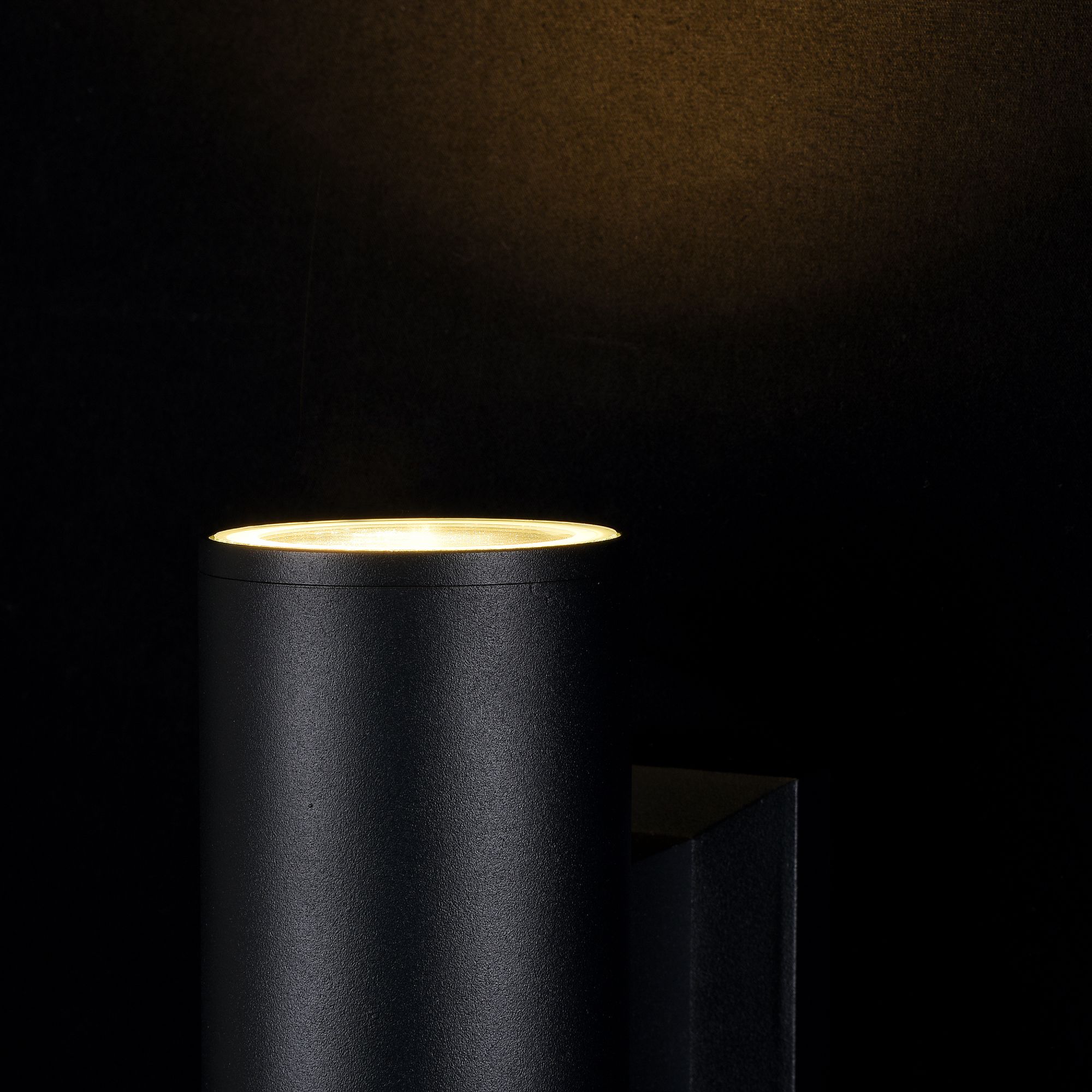 картинка Уличный настенный светильник Maytoni Bowery O574WL-01B магазин pro-decor.kz являющийся официальным дистрибьютором в Казахстане картинка Уличный настенный светильник Maytoni Bowery O574WL-01B от магазина pro-decor.kz