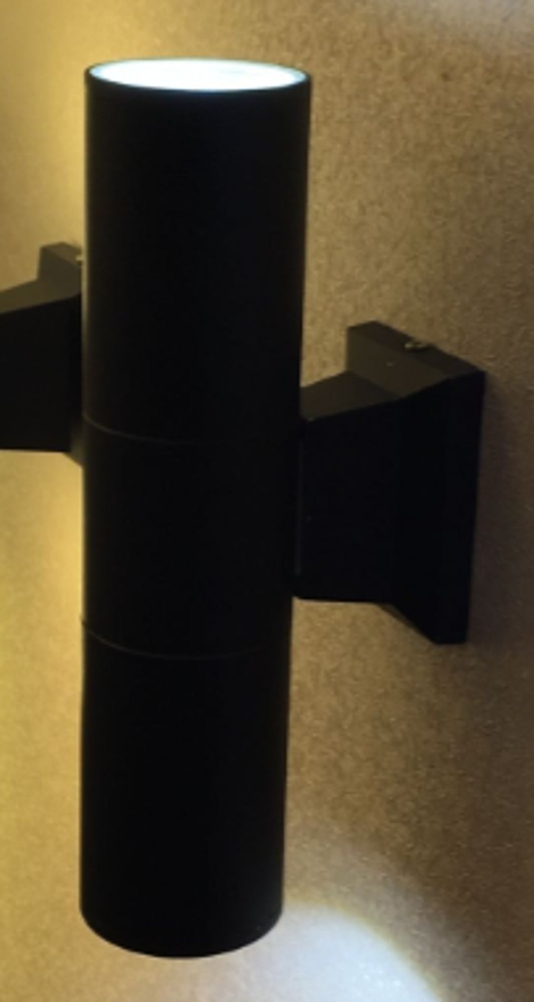 картинка Уличный настенный светильник Maytoni Bowery O574WL-02B от магазина pro-decor.kz