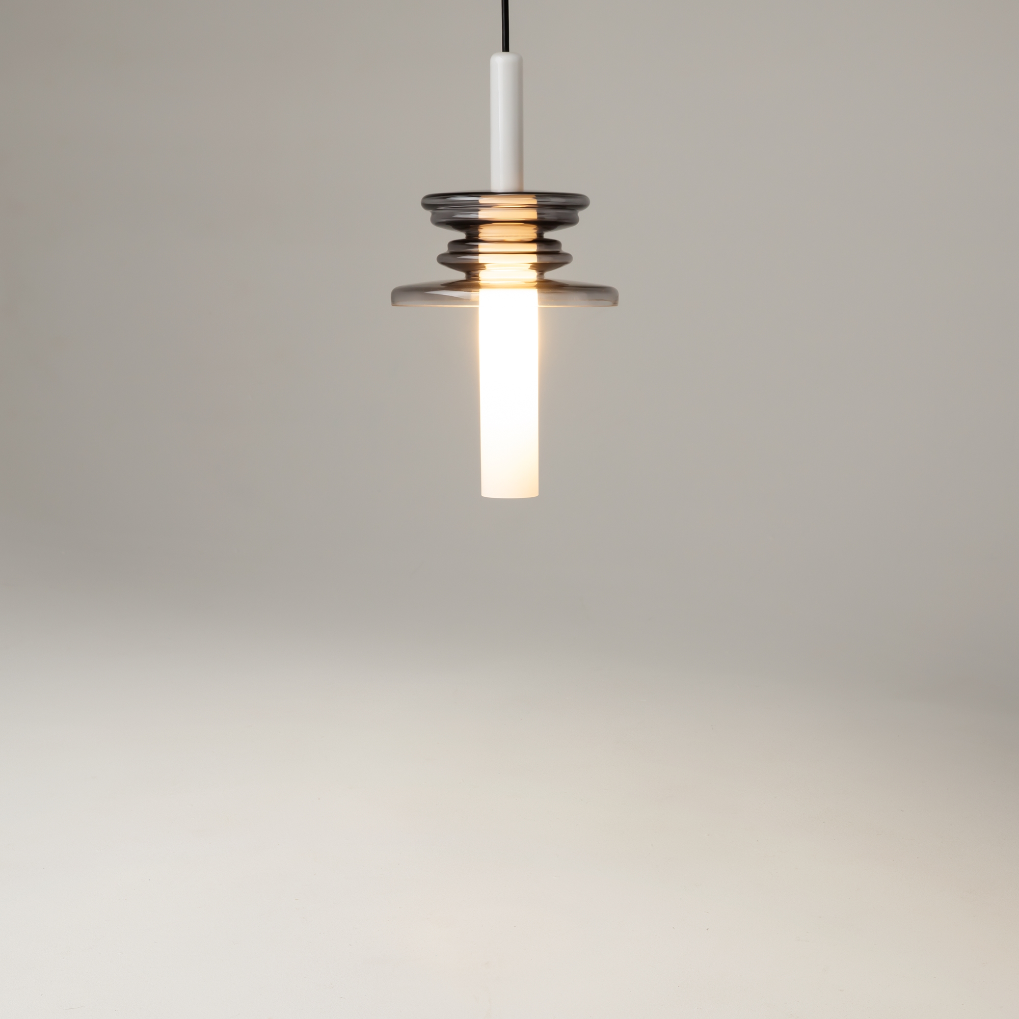 картинка Подвесной светильник Maytoni MOD255PL-01B4 магазин pro-decor.kz являющийся официальным дистрибьютором в Казахстане картинка Подвесной светильник Maytoni MOD255PL-01B4 от магазина pro-decor.kz