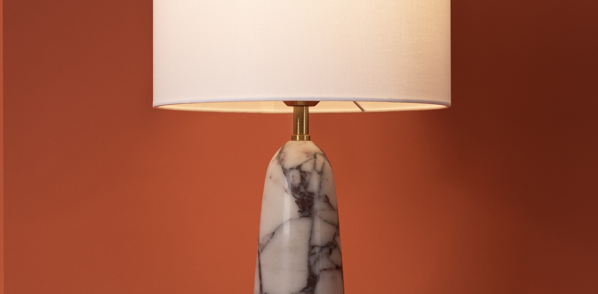 картинка Настольный светильник Freya FR2054TL-01BS1 MarmoLatte магазин pro-decor.kz являющийся официальным дистрибьютором в Казахстане картинка Настольный светильник Freya FR2054TL-01BS1 MarmoLatte от магазина pro-decor.kz