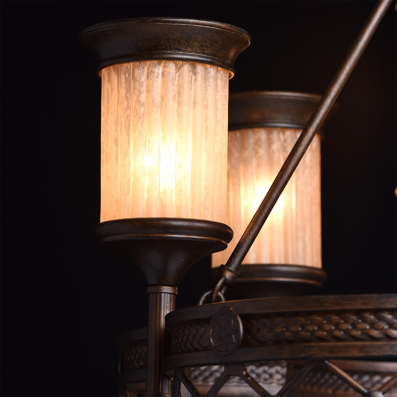 картинка Подвесная люстра Chiaro Айвенго 382010206 магазин pro-decor.kz являющийся официальным дистрибьютором в Казахстане картинка Подвесная люстра Chiaro Айвенго 382010206 от магазина pro-decor.kz